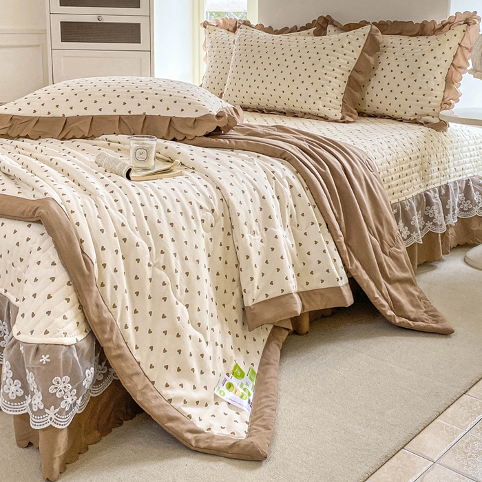 91家纺网 家纺一手货源 找家纺 2025新款直播热款A类针织棉双层纱床盖款夏被四件套 小心心咖