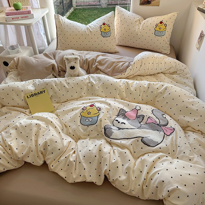 91家纺网 家纺一手货源 找家纺 耀达家居 2025新款A类水洗棉毛巾绣四件套 啵啵奶油猫