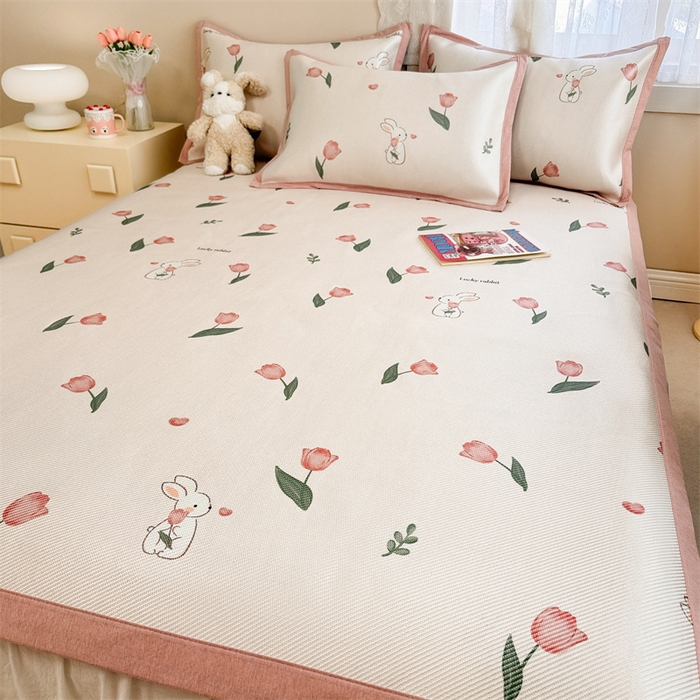 91家纺网 家纺一手货源 找家纺 2025新款懒猫600D数码印花冰藤凉席 花田小兔