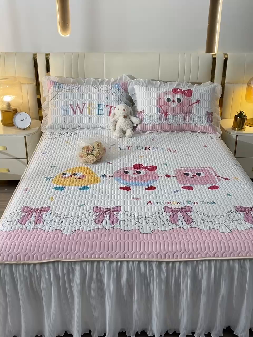 91家纺网 家纺一手货源 找家纺 炫拼家纺 2025新款凉感丝印花床裙款乳胶凉席三件套 甜心派