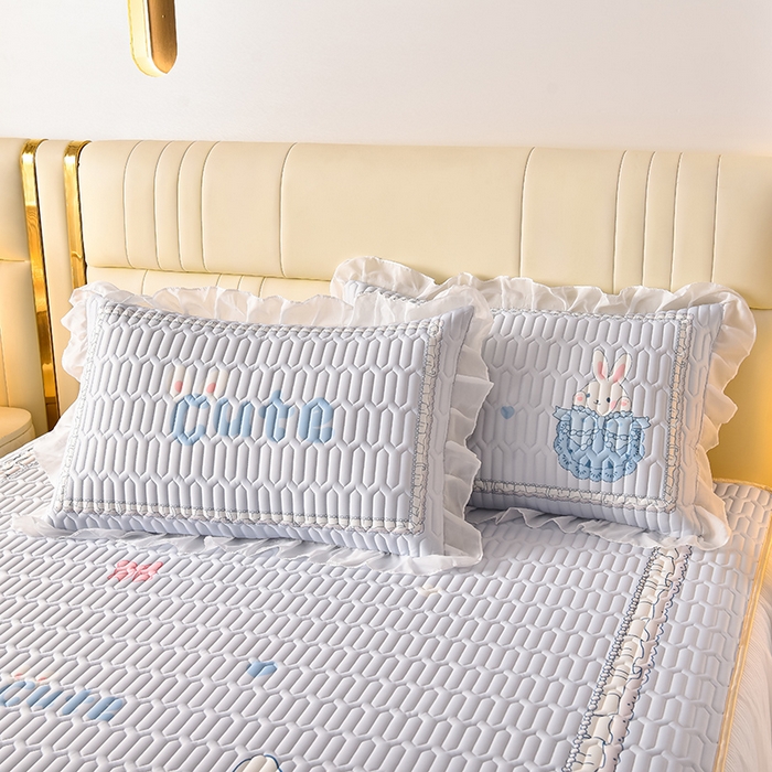 91家纺网 家纺一手货源 找家纺 炫拼家纺 2025新款凉感丝印花床裙款乳胶凉席三件套 芭比兔