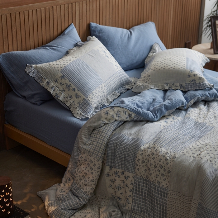 91家纺网 家纺一手货源 找家纺 安莱生活 2025新款全棉精梳棉双层纱绉纱数码印花夏凉被 百家布-蓝  夏被