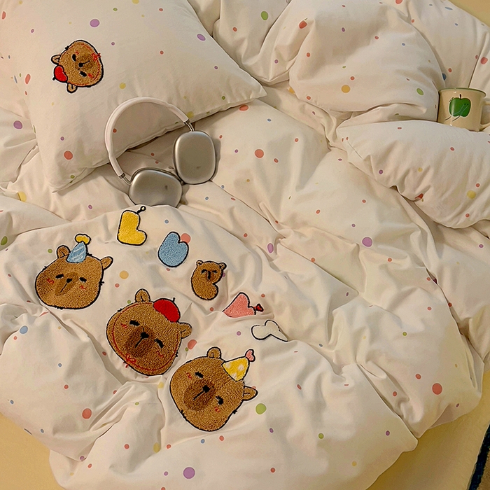 91家纺网 家纺一手货源 找家纺 2025新款专版高克重超萌卡通格子双拼毛巾绣软糯糯水洗棉四件套（场景二） 糖果卡皮巴拉