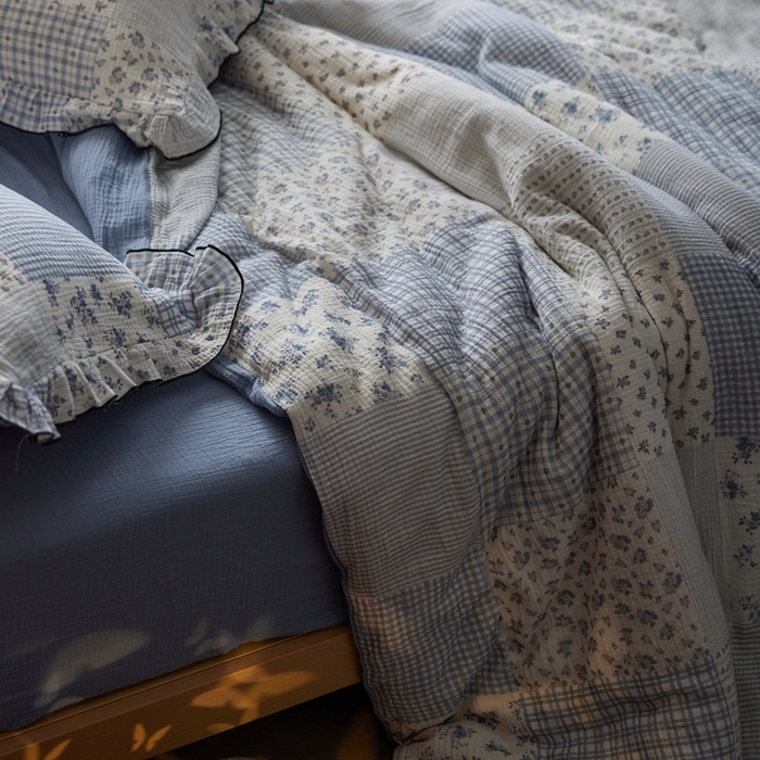 91家纺网 家纺一手货源 找家纺 安莱生活 2025新款全棉精梳棉双层纱绉纱数码印花夏凉被 百家布-蓝  夏被