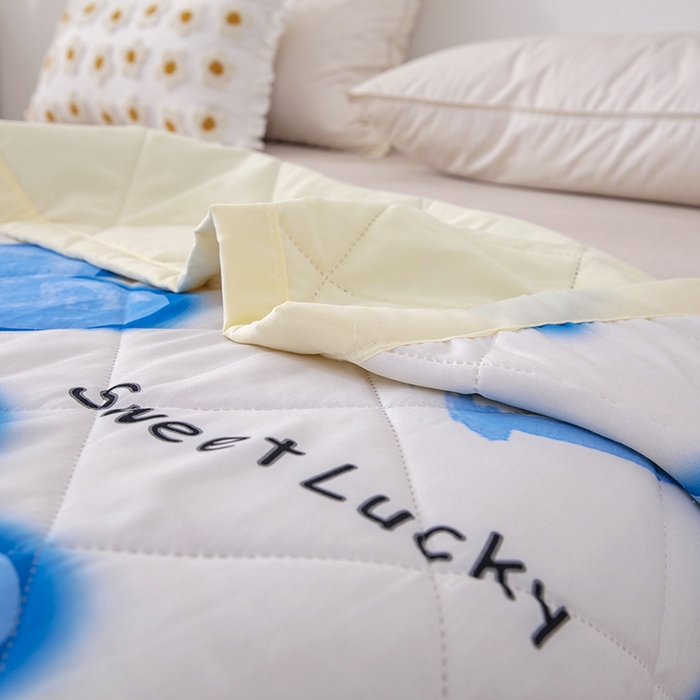 91家纺网 家纺一手货源 找家纺 富艺隆 2025新款超声波亲肤绒夏被夏凉被直播爆款超声波夏被空调被 爱心熊