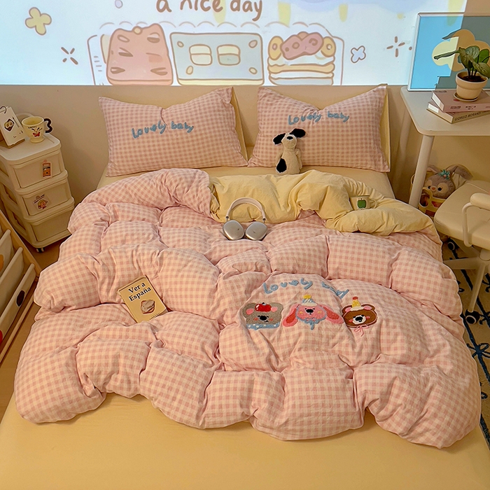 91家纺网 家纺一手货源 找家纺 2025新款专版高克重超萌卡通格子双拼毛巾绣软糯糯水洗棉四件套（场景二） 森林派对