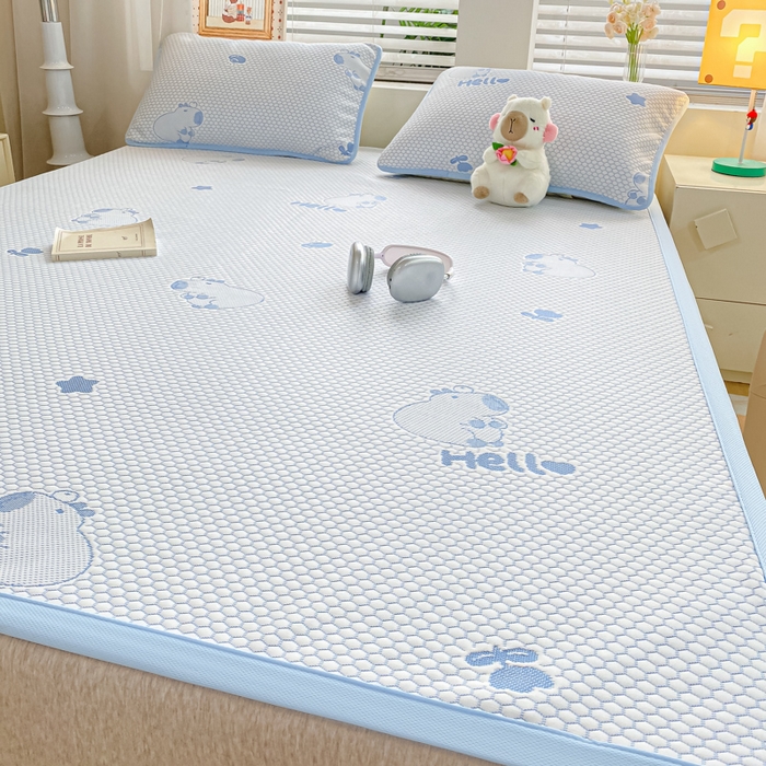 91家纺网 家纺一手货源 找家纺 春寻家纺 2025新款冰豆豆冰丝凉席-卡皮巴拉系列 床单款-卡皮巴拉-蓝