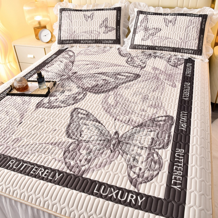 91家纺网 家纺一手货源 找家纺 炫拼家纺 2025新款凉感丝印花床裙款乳胶凉席三件套 梦幻蝶