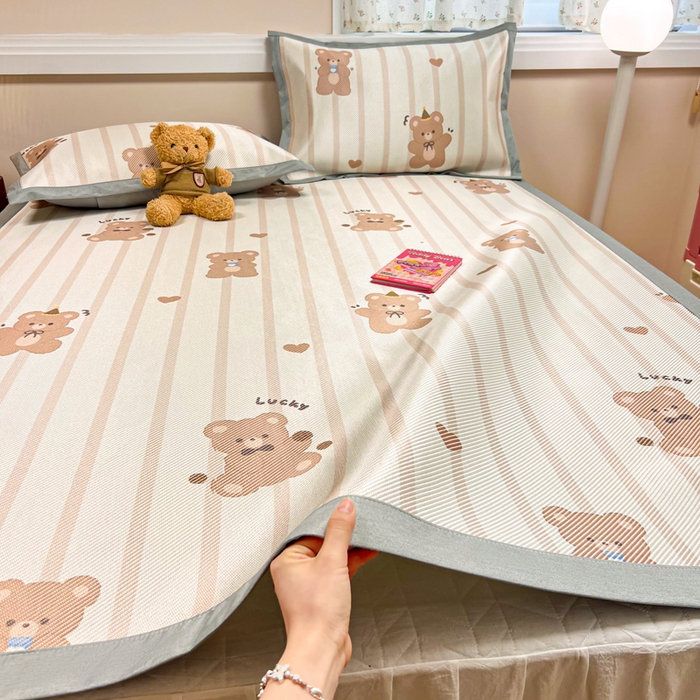 91家纺网 家纺一手货源 找家纺 慕尚家纺 2025新款数码印花床席床笠款冰藤席 床席款-小熊物语