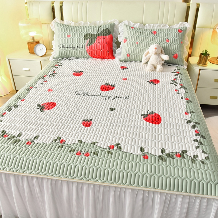 91家纺网 家纺一手货源 找家纺 炫拼家纺 2025新款凉感丝印花床裙款乳胶凉席三件套 草莓园