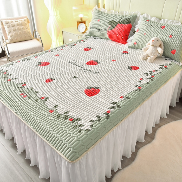 91家纺网 家纺一手货源 找家纺 炫拼家纺 2025新款凉感丝印花床裙款乳胶凉席三件套 草莓园