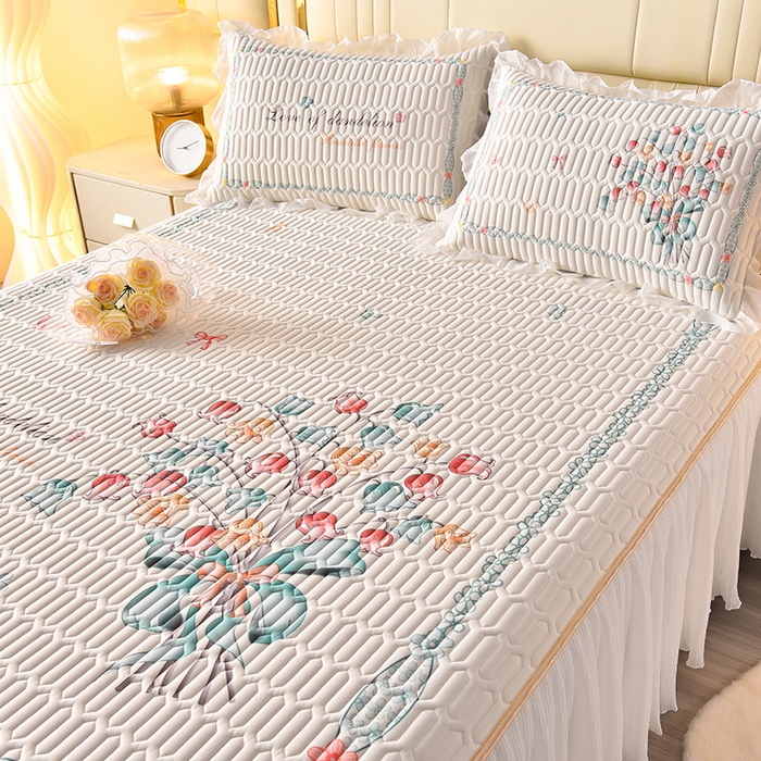 91家纺网 家纺一手货源 找家纺 炫拼家纺 2025新款凉感丝印花床裙款乳胶凉席三件套 蓝铃花