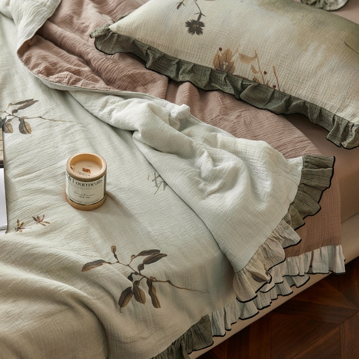 91家纺网 家纺一手货源 找家纺 安莱生活 2025新款全棉精梳棉双层纱绉纱数码印花夏凉被 烟雨江南-绿  夏被