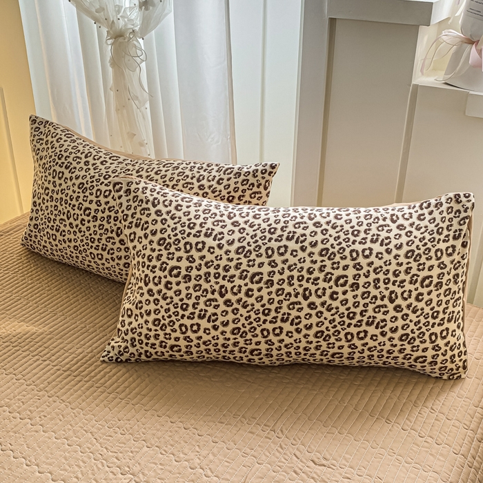 91家纺网 家纺一手货源 找家纺 2025新款针织双层纱夏被床盖四件套单夏被单床盖单品 豹纹风尚