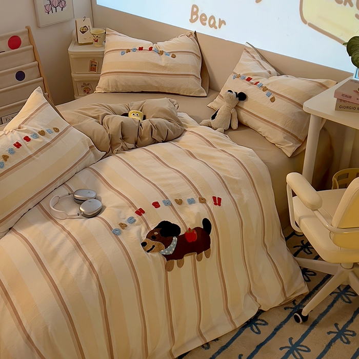 91家纺网 家纺一手货源 找家纺 2025新款专版高克重超萌卡通格子双拼毛巾绣软糯糯水洗棉四件套（场景二） 腊肠狗狗