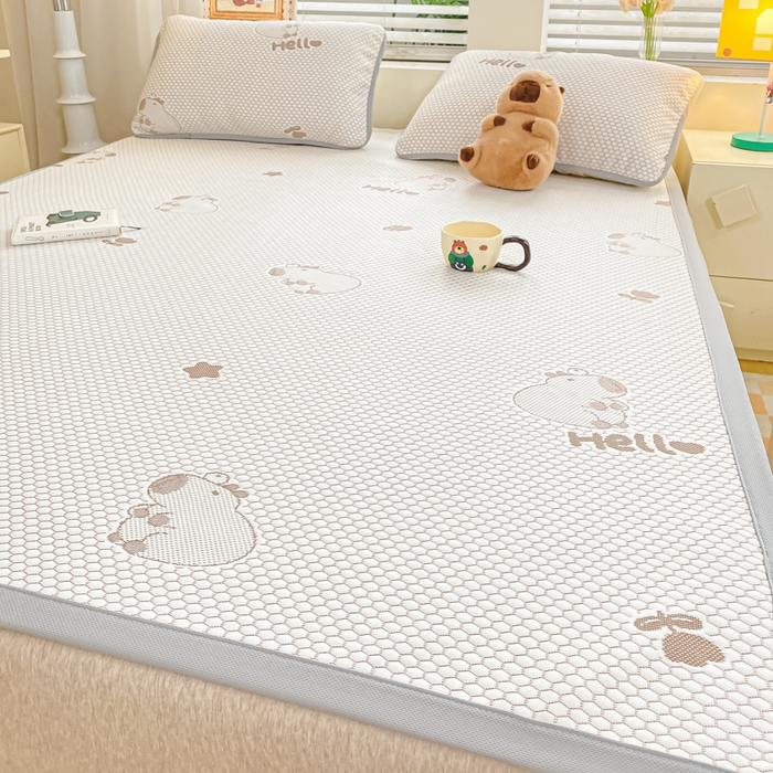 91家纺网 家纺一手货源 找家纺 春寻家纺 2025新款冰豆豆冰丝凉席-卡皮巴拉系列 床单款-卡皮巴拉-咖