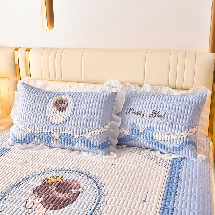 91家纺网 家纺一手货源 找家纺 炫拼家纺 2025新款凉感丝印花床裙款乳胶凉席三件套 艾莉公主