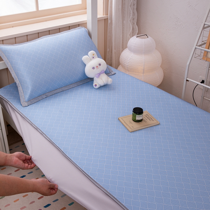 91家纺网 家纺一手货源 找家纺 凌云家纺  2025新款提花凉感冰丝席床笠款三明治凉席三件套 菱格-蓝