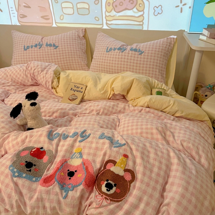 91家纺网 家纺一手货源 找家纺 2025新款专版高克重超萌卡通格子双拼毛巾绣软糯糯水洗棉四件套（场景二） 森林派对