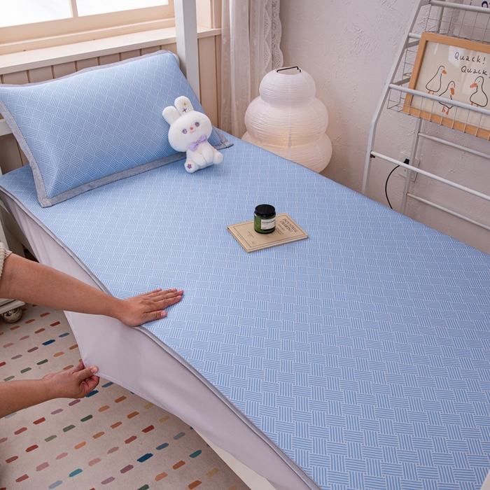 91家纺网 家纺一手货源 找家纺 凌云家纺  2025新款提花凉感冰丝席床笠款三明治凉席三件套 菱格-蓝