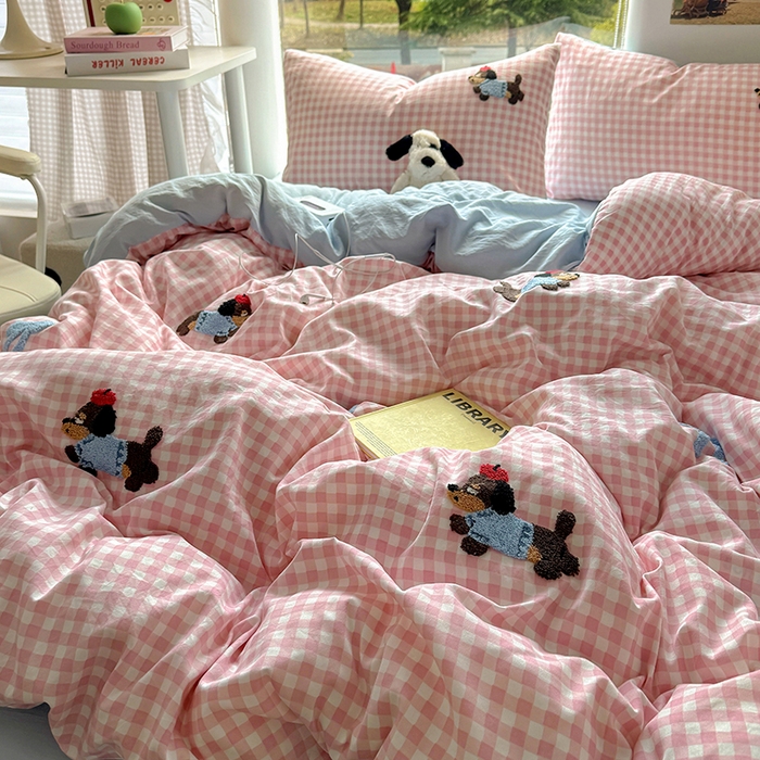 91家纺网 家纺一手货源 找家纺 耀达家居 2025新款A类水洗棉毛巾绣四件套 粉格腊肠狗