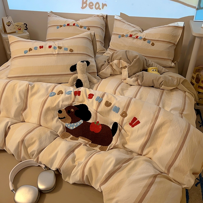 91家纺网 家纺一手货源 找家纺 2025新款专版高克重超萌卡通格子双拼毛巾绣软糯糯水洗棉四件套（场景二） 腊肠狗狗