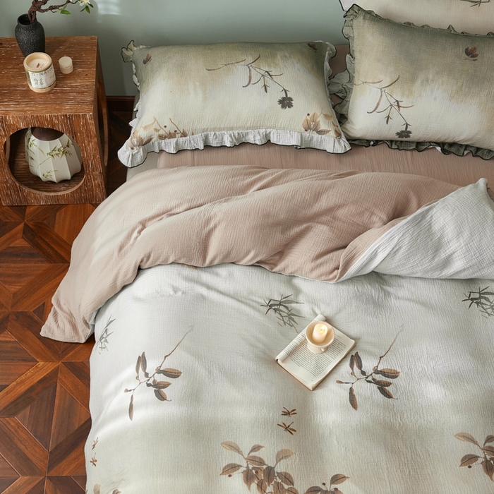 91家纺网 家纺一手货源 找家纺 安莱生活 2025新款全棉精梳棉双层纱绉纱数码印花四件套 烟雨江南-绿