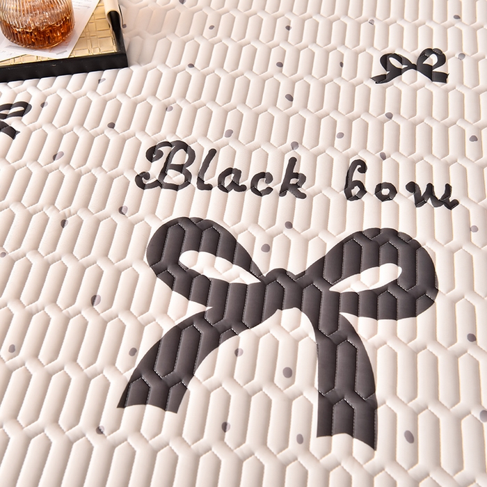 91家纺网 家纺一手货源 找家纺 炫拼家纺 2025新款凉感丝印花床裙款乳胶凉席三件套 可可少女