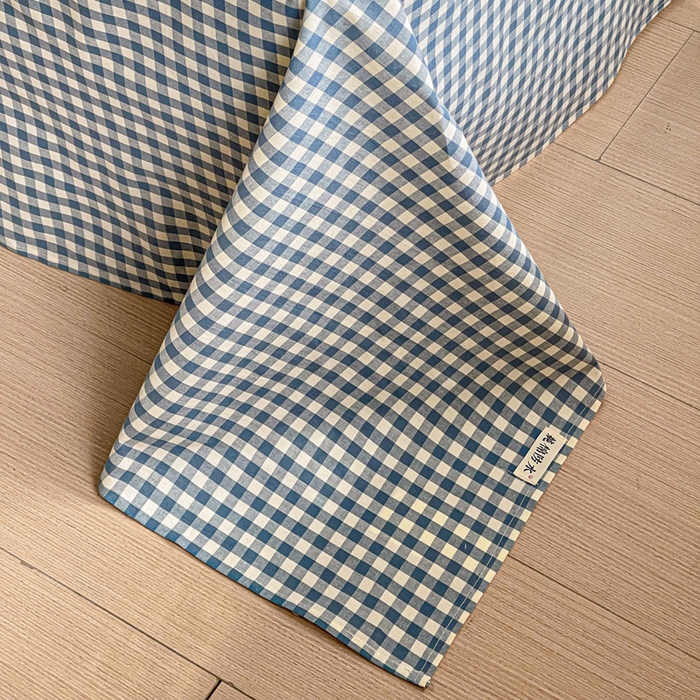 91家纺网 家纺一手货源 找家纺 久云居 2025新款亲肤舒适全棉色织防水床单 浅兰小格