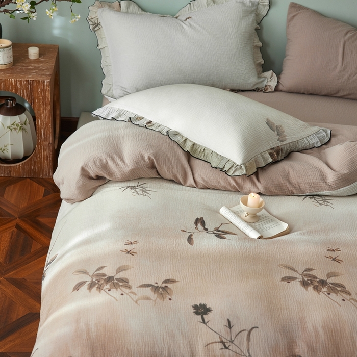 91家纺网 家纺一手货源 找家纺 安莱生活 2025新款全棉精梳棉双层纱绉纱数码印花四件套 烟雨江南-咖