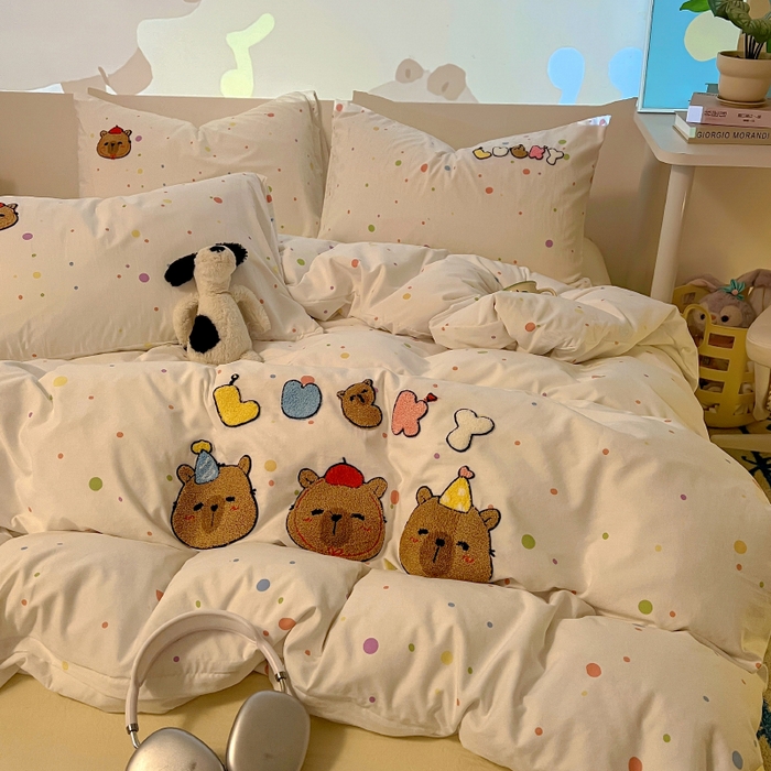 91家纺网 家纺一手货源 找家纺 2025新款专版高克重超萌卡通格子双拼毛巾绣软糯糯水洗棉四件套（场景二） 糖果卡皮巴拉