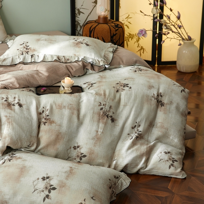 91家纺网 家纺一手货源 找家纺 安莱生活 2025新款全棉精梳棉双层纱绉纱数码印花四件套 云屿间-咖