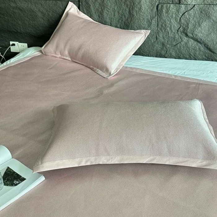 91家纺网 家纺一手货源 找家纺 美丽坊 2025新款轻奢三明治冰藤抗菌凉席三件套 卡曼粉