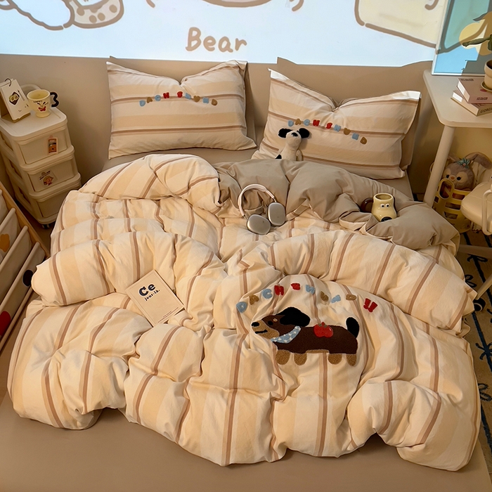 91家纺网 家纺一手货源 找家纺 2025新款专版高克重超萌卡通格子双拼毛巾绣软糯糯水洗棉四件套（场景二） 腊肠狗狗