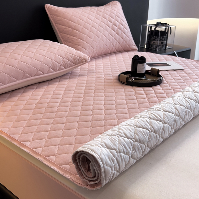 91家纺网 家纺一手货源 找家纺 叠派家纺 2025新款5A抗菌A类夹棉床笠经典款防水款系列 山茶粉-小格子经典款