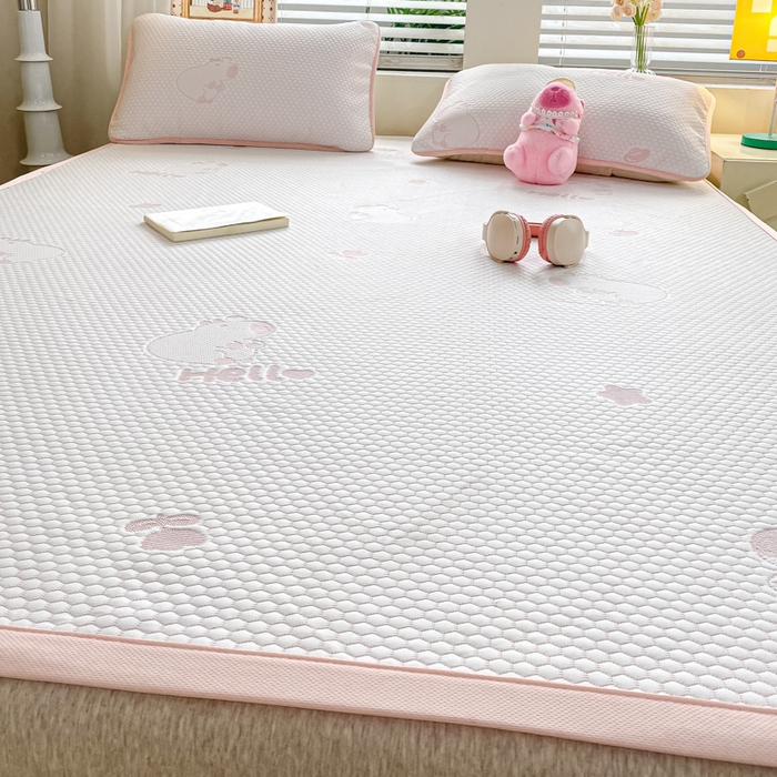 91家纺网 家纺一手货源 找家纺 春寻家纺 2025新款冰豆豆冰丝凉席-卡皮巴拉系列 床单款-卡皮巴拉-粉