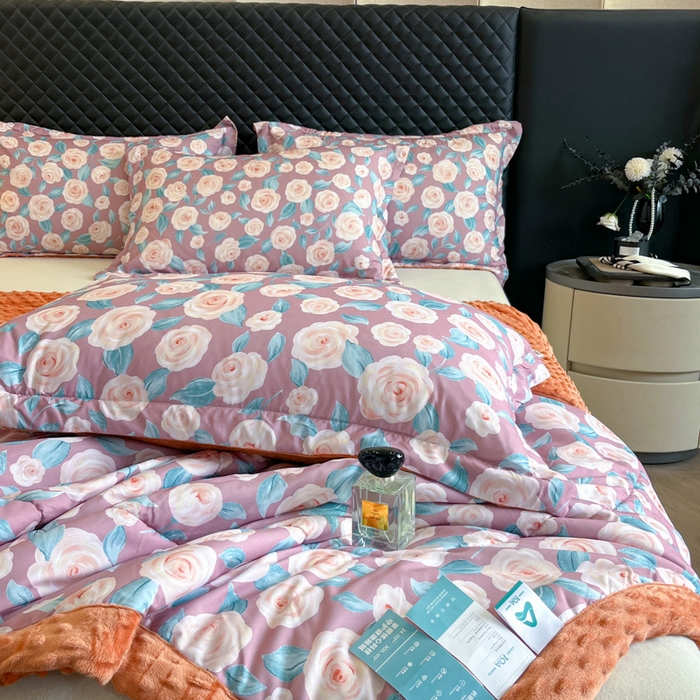 91家纺网 家纺一手货源 找家纺 宝士康家纺 2025新款10A抗菌双层纱豆豆绒夏被 夏日玫瑰