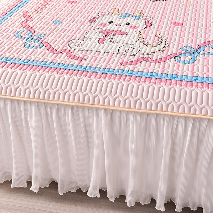 91家纺网 家纺一手货源 找家纺 炫拼家纺 2025新款凉感丝印花床裙款乳胶凉席三件套 美美龙