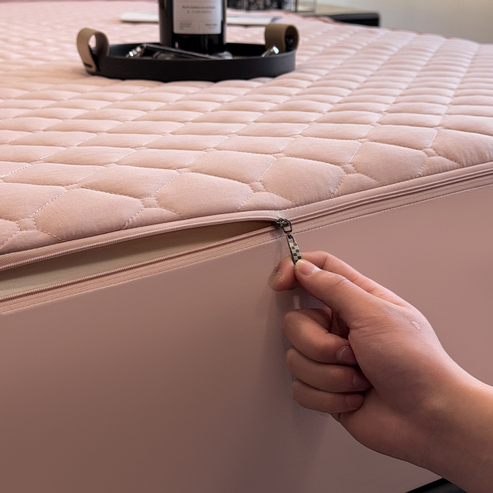 91家纺网 家纺一手货源 找家纺 叠派家纺 2025新款5A抗菌A类夹棉床笠经典款防水款系列 山茶粉-小格子经典款