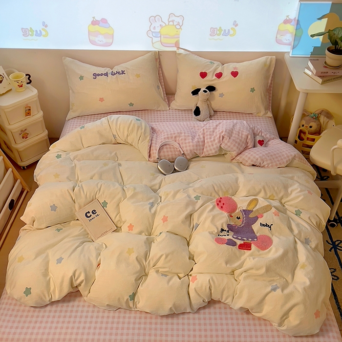 91家纺网 家纺一手货源 找家纺 2025新款专版高克重超萌卡通格子双拼毛巾绣软糯糯水洗棉四件套（场景二） 星星兔