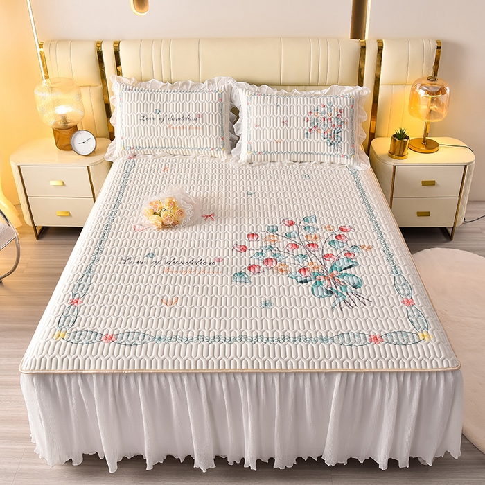 91家纺网 家纺一手货源 找家纺 炫拼家纺 2025新款凉感丝印花床裙款乳胶凉席三件套 蓝铃花