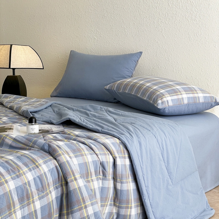 91家纺网 家纺一手货源 找家纺 宝士康家纺 2025新款10A抗菌无印风夏被四件套 天蓝中格