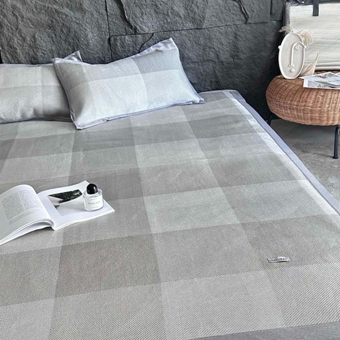 91家纺网 家纺一手货源 找家纺 美丽坊 2025新款轻奢三明治冰藤抗菌凉席三件套 绅士灰