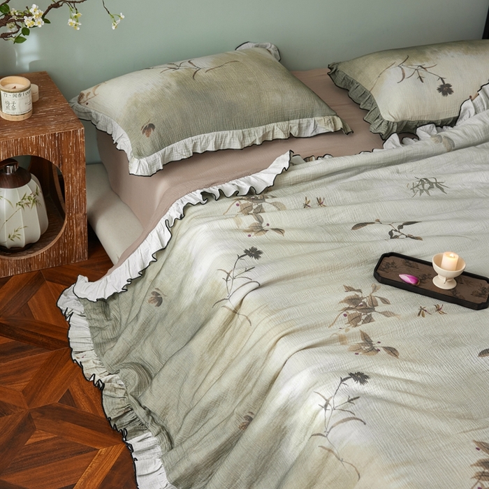 91家纺网 家纺一手货源 找家纺 安莱生活 2025新款全棉精梳棉双层纱绉纱数码印花夏凉被 烟雨江南-绿  夏被