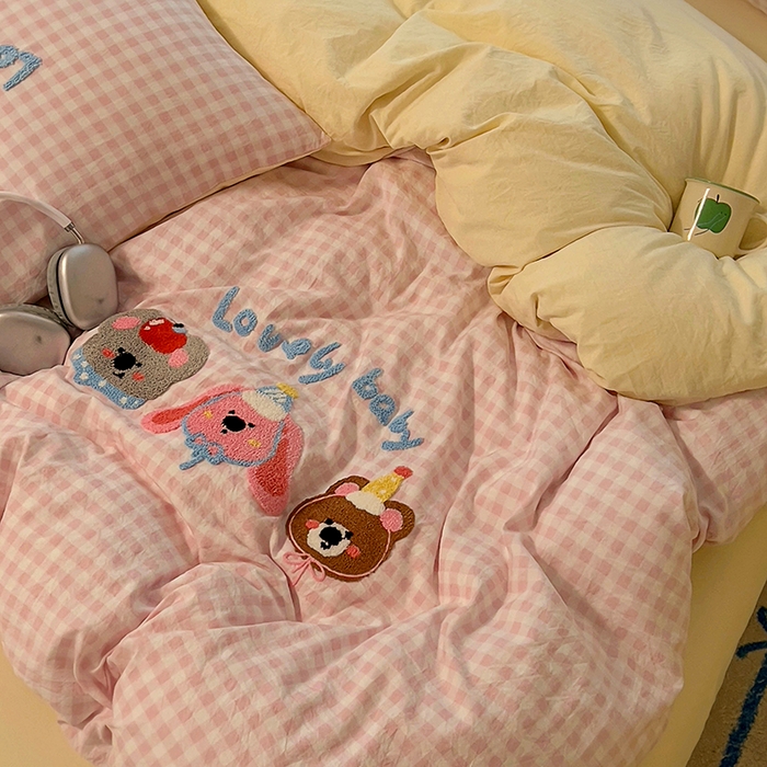 91家纺网 家纺一手货源 找家纺 2025新款专版高克重超萌卡通格子双拼毛巾绣软糯糯水洗棉四件套（场景二） 森林派对