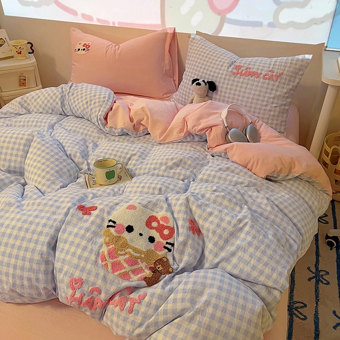 91家纺网 家纺一手货源 找家纺 2025新款专版高克重超萌卡通格子双拼毛巾绣软糯糯水洗棉四件套（场景二） 冰淇淋kt