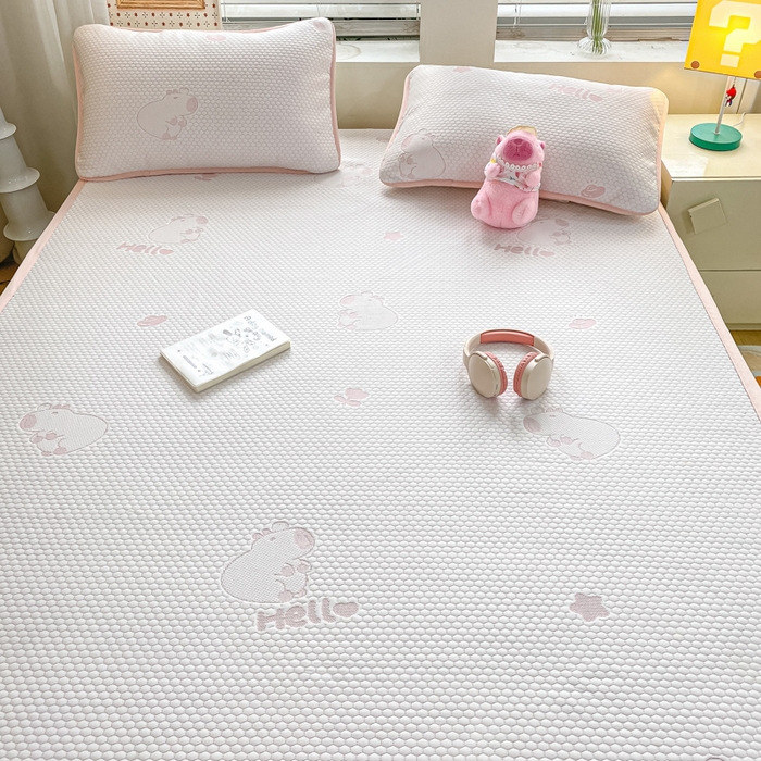 91家纺网 家纺一手货源 找家纺 春寻家纺 2025新款冰豆豆冰丝凉席-卡皮巴拉系列 床单款-卡皮巴拉-粉