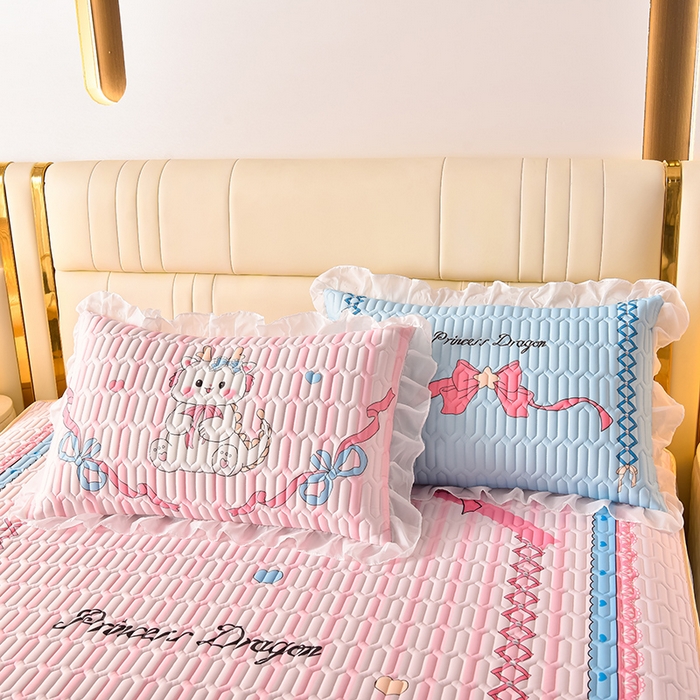 91家纺网 家纺一手货源 找家纺 炫拼家纺 2025新款凉感丝印花床裙款乳胶凉席三件套 美美龙