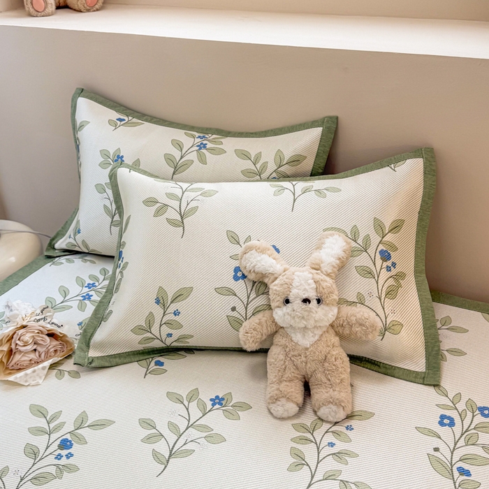 91家纺网 家纺一手货源 找家纺 2025新款懒猫600D数码印花冰藤凉席 蓝色花骨朵