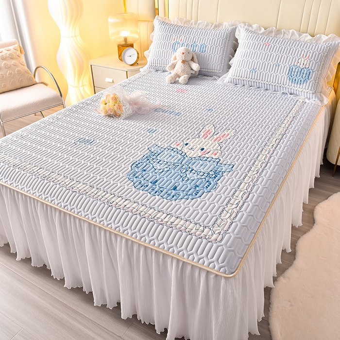 91家纺网 家纺一手货源 找家纺 炫拼家纺 2025新款凉感丝印花床裙款乳胶凉席三件套 芭比兔